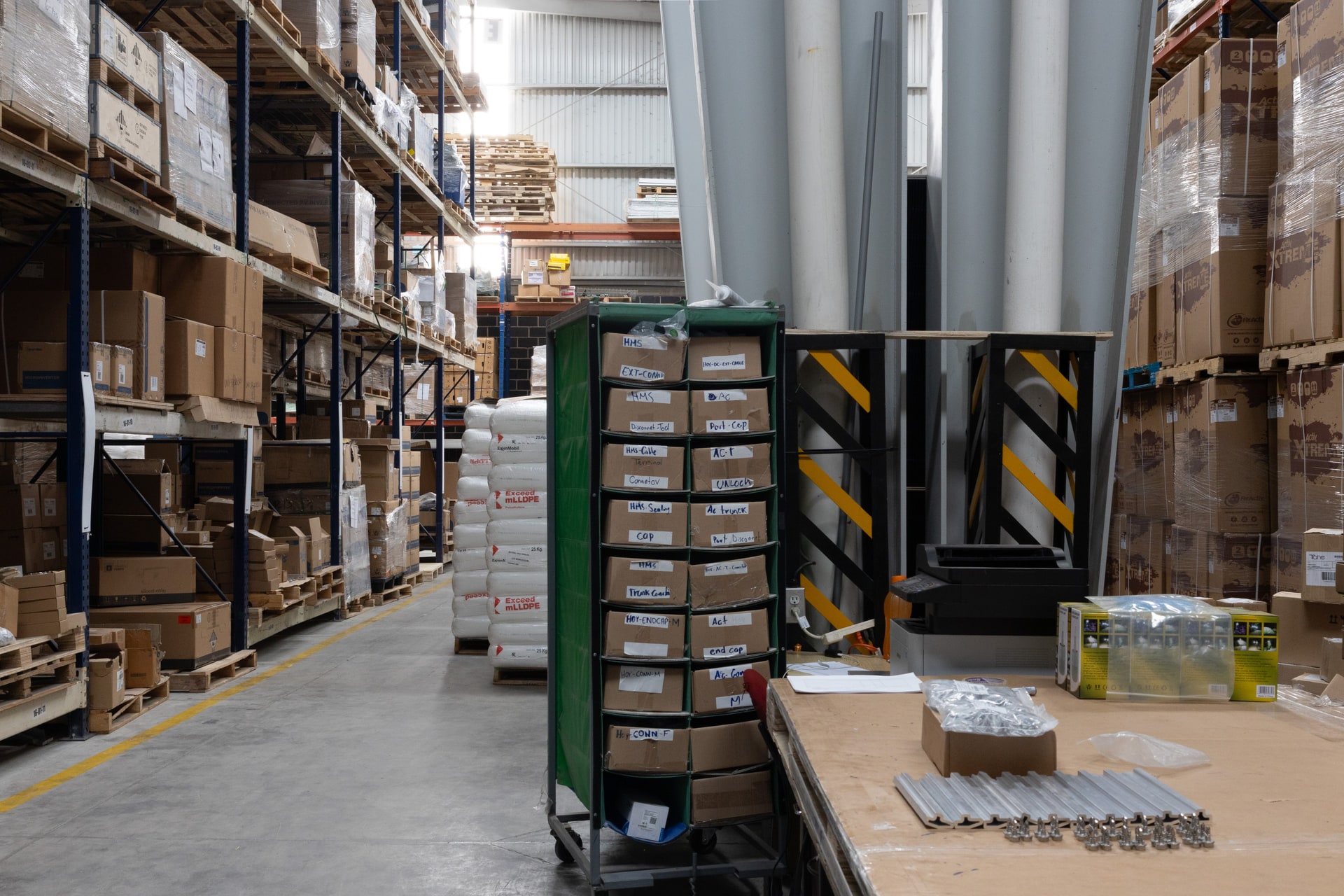 Almacenamiento de electrónicos con control de SKUs y series