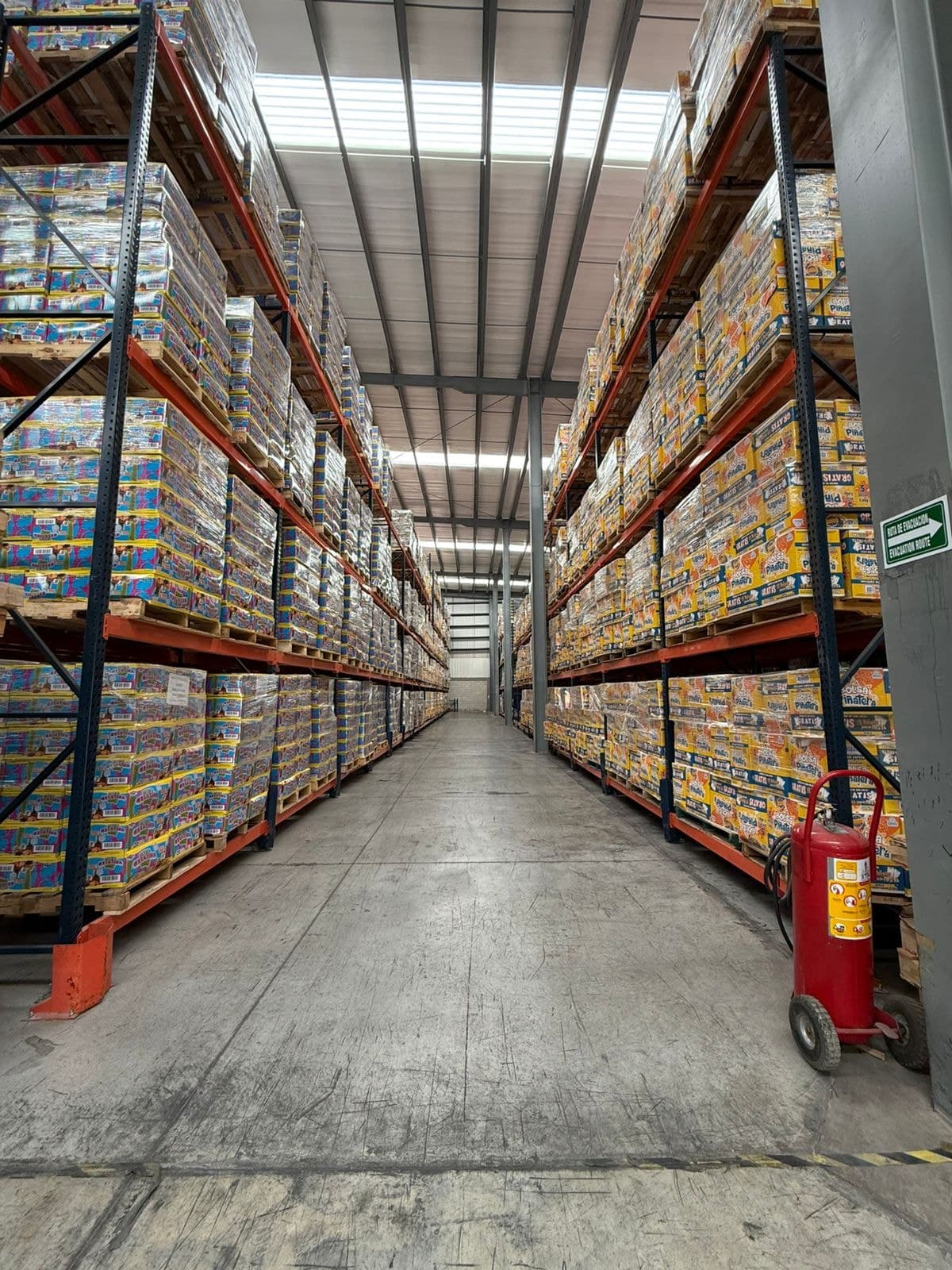 Almacén de distribución con racks de posiciones y montacargas