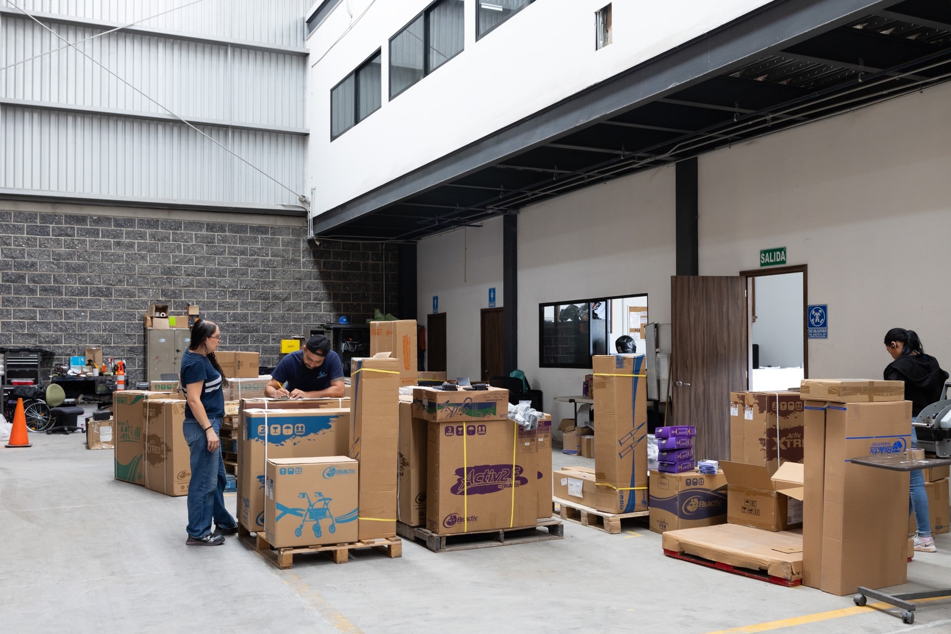 Equipo de Ecommex trabajando pedidos en piso