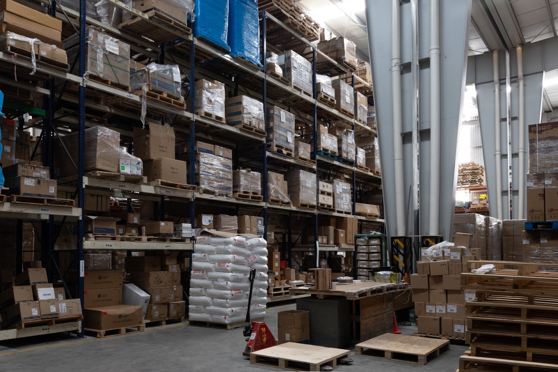 Racks con inventario paletizado y posiciones etiquetadas
