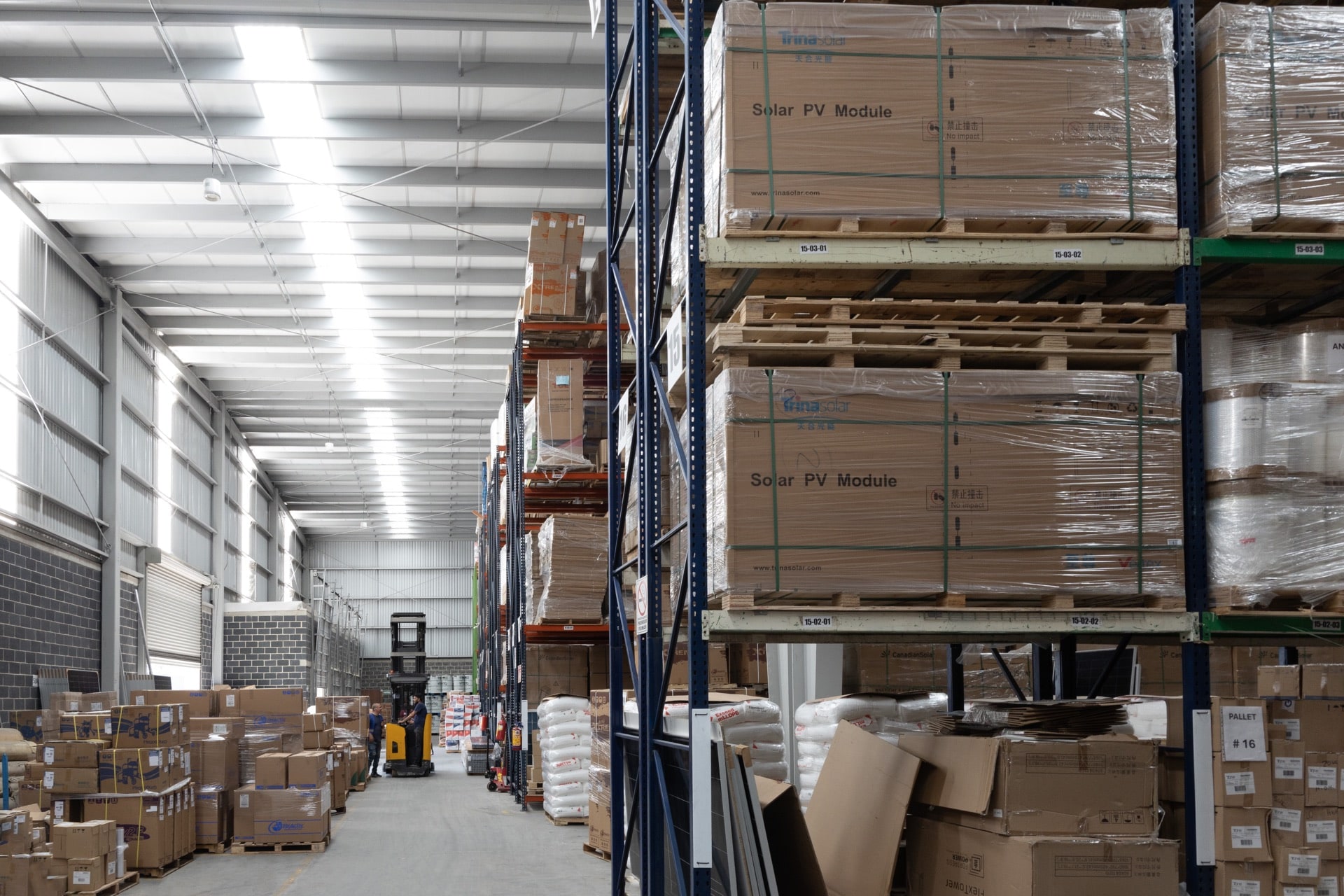Inventario paletizado recibido en racks del CEDIS de Ecommex