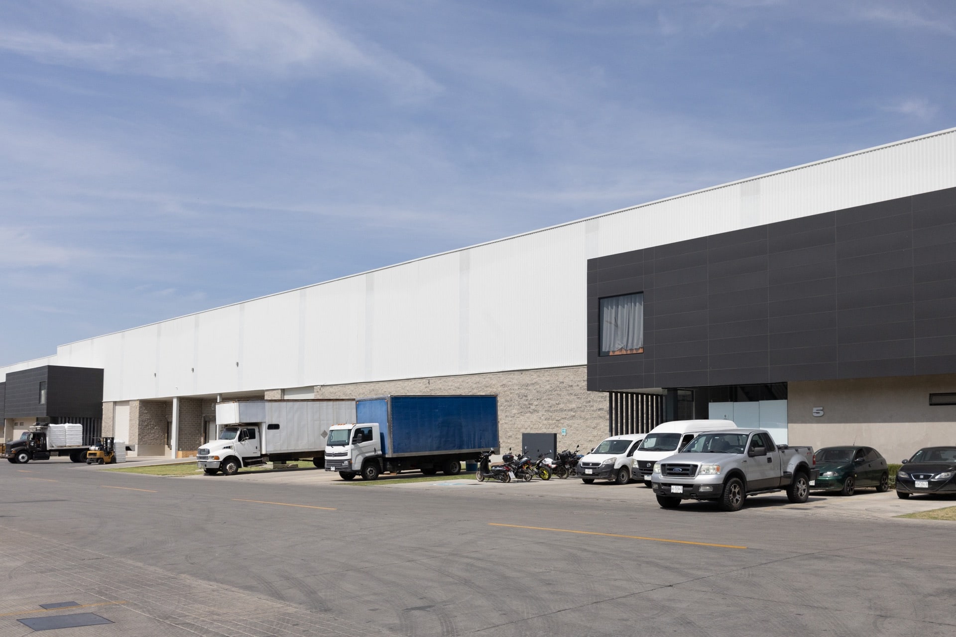 Andenes y flota de transporte en el centro de fulfillment