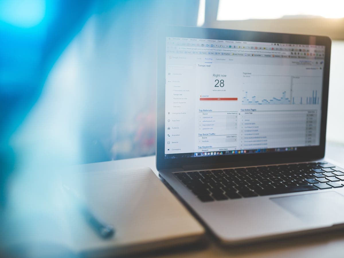 Dashboard de e-commerce mostrando métricas de ventas y logística